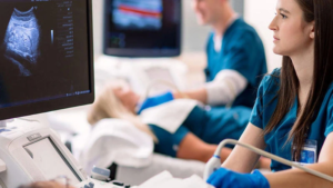 پزشکان در حال انجام سونوگرافی پیشرفته برای بررسی بافت پستان