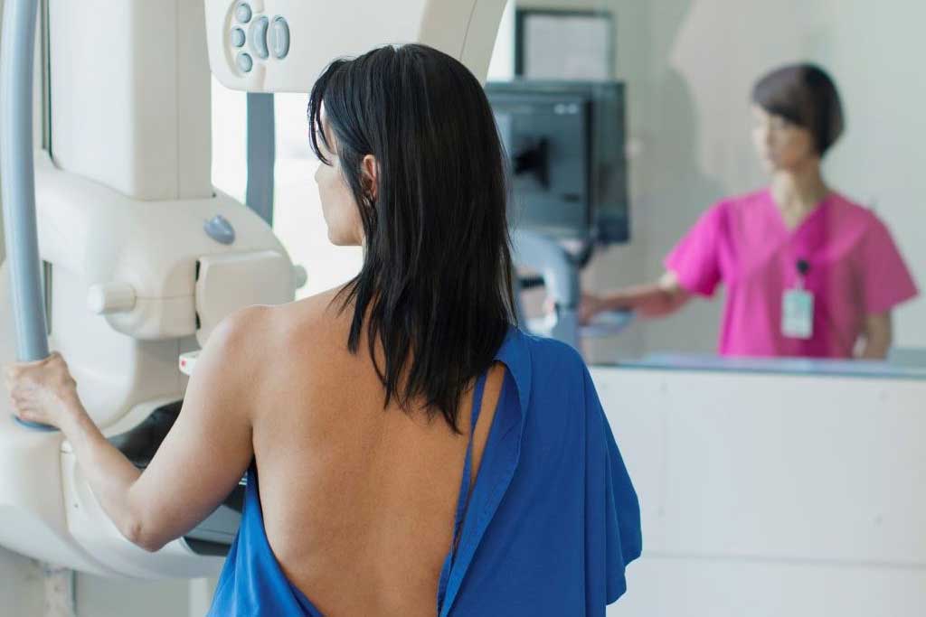 متخصص ماموگرافی در تهران: بررسی دقیق تصاویر پستان توسط پزشک با تجربه