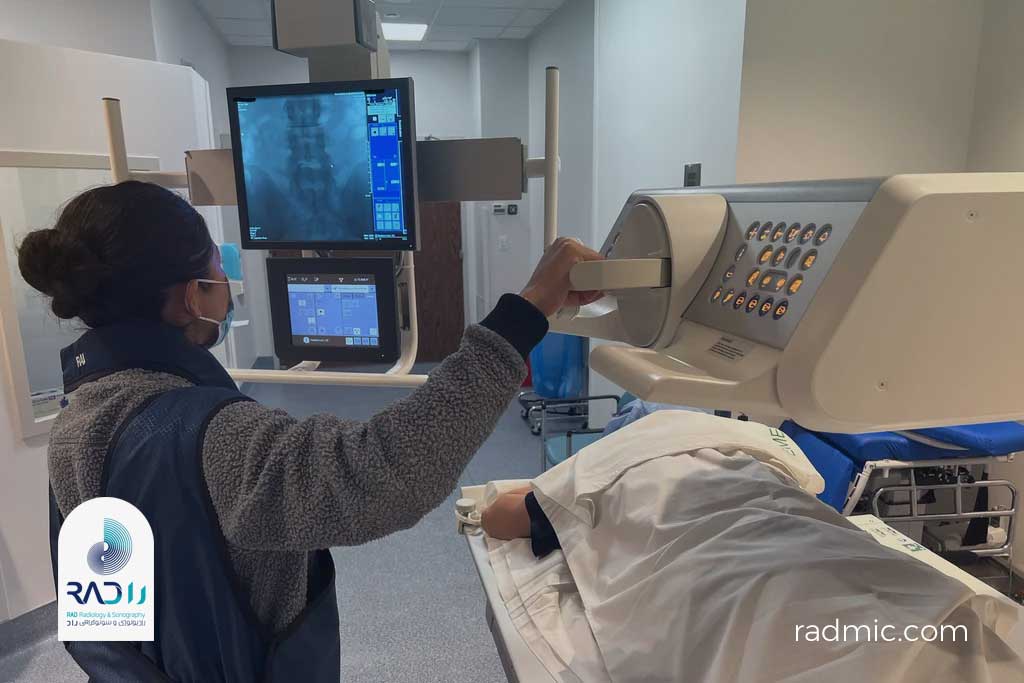 فلوروسکوپی نوعی تصویربرداری زنده با اشعهٔ ایکس است که امکان مشاهده حرکت اندامها و عملکرد درونی بدن را در لحظه (Real-time) فراهم میکند.